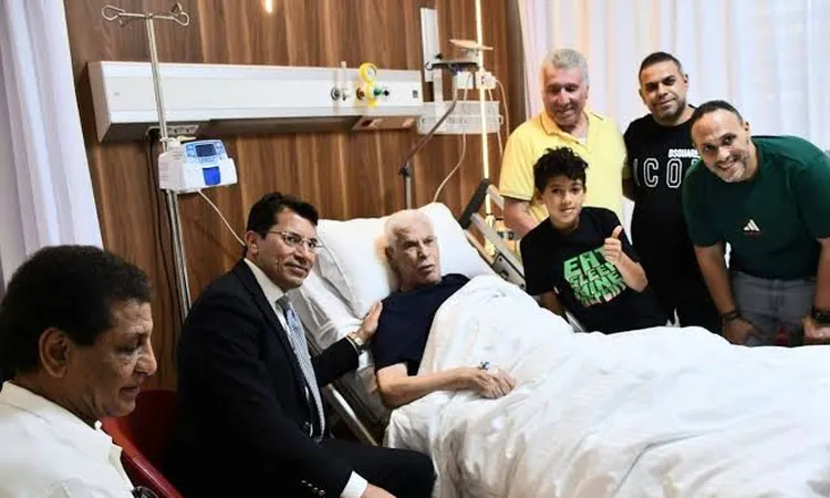 وزير الرياضة يطمئن على حسن شحاتة بعد نجاح عمليته الجراحية