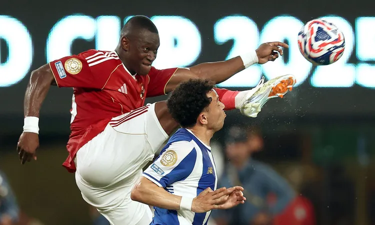 هناك تكتم شديد| شوبير يكشف تطورات مفاوضات الأهلي لتجديد عقد ديانج والشحات