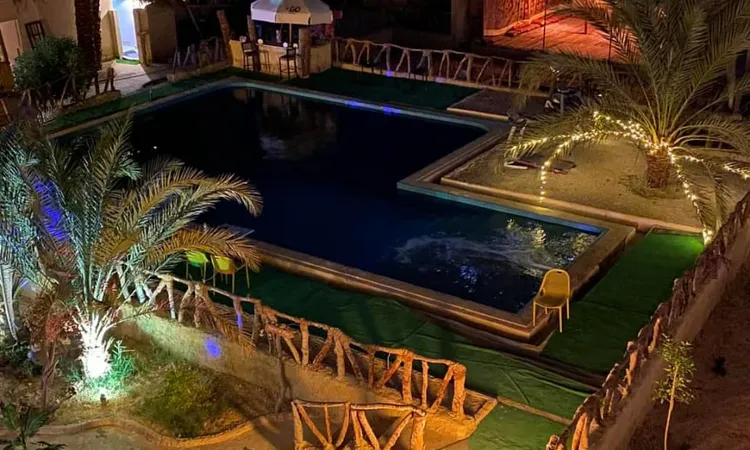 6 آلاف جنيه راتب و9 آلاف إيجار.. إعلامي يكشف معاناة العمال في القرى السياحية