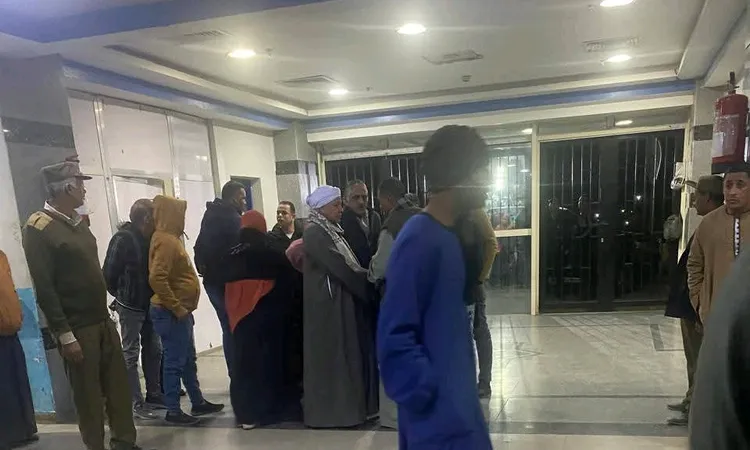 أهالي الضحايا الـ 6 في حادث انقلاب ميكروباص بقنا ينتظرون خروج الجثامين