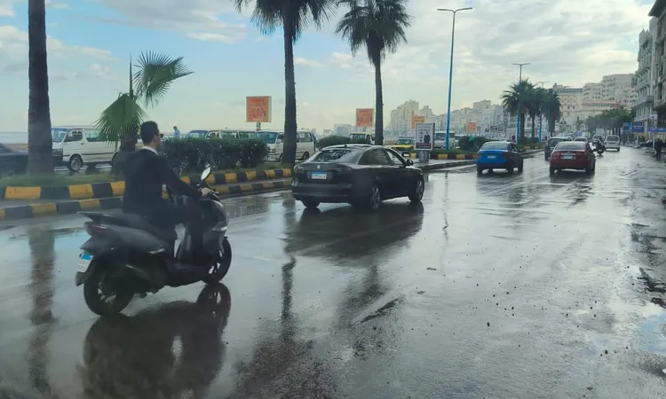 سقوط أمطار غزيرة على الإسكندرية والصرف الصحي تتخذ استعداداتها لمواجهة المياه