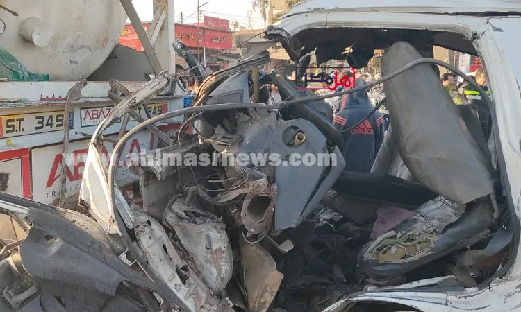 مصرع 3 أشخاص وإصابة 18 آخرين في تصادم تريلا وميكروباص بطريق القاهرة الإسكندرية الصحراوي بالبحيرة