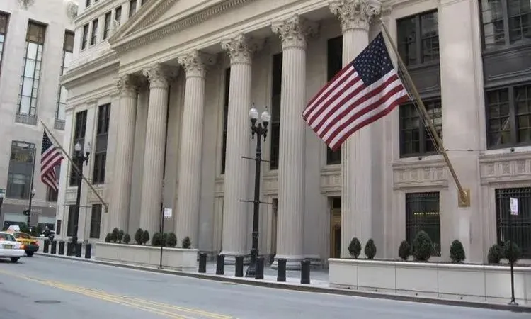 خبير اقتصادي: خطوة الفيدرالي لضخ 40 مليار دولار شهريًا «إنذار مبكر» لتحولات كبرى في الأسواق العالمية