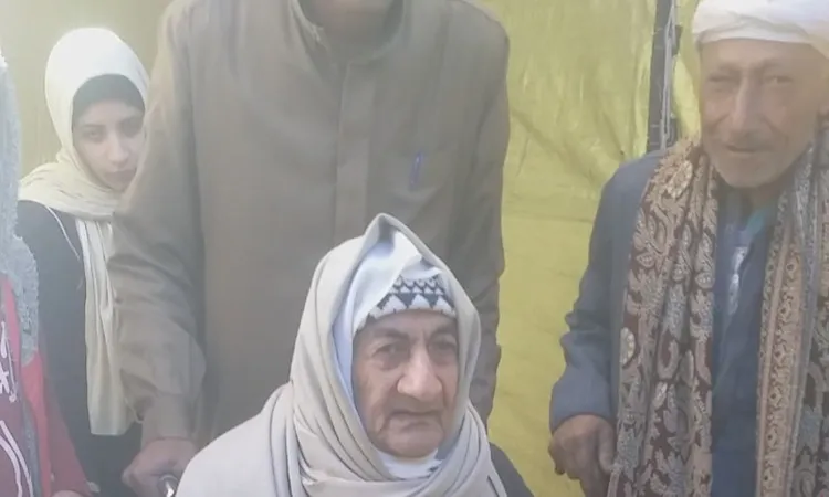 على كرسي متحرك.. “الحاج على” مُسن بكفر الشيخ يدلي بصوته في انتخابات النواب رغم ظروفه المرضية |صور