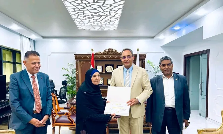 بعد نشر موقع أهل مصر.. محافظ قنا يكرم الحاجة فاطمة صاحبة الـ80 عاما بعد إتمامها حفظ القرآن الكريم