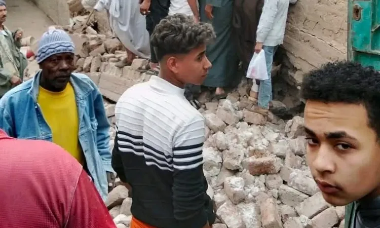 إنقاذ 4 مصابين في إنهيار منزلين بقرية أولاد إلياس بصدفا أسيوط