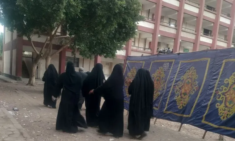 الملاية اللف تكتسح المشهد.. سيدات قنا يتقدمن نحو صناديق الاقتراع