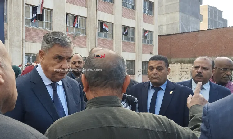 محافظ الإسكندرية يتفقد لجان المنتزه الانتخابية بجولة الإعادة.. ويؤكد: 152 مقعد يدل على التنافسية