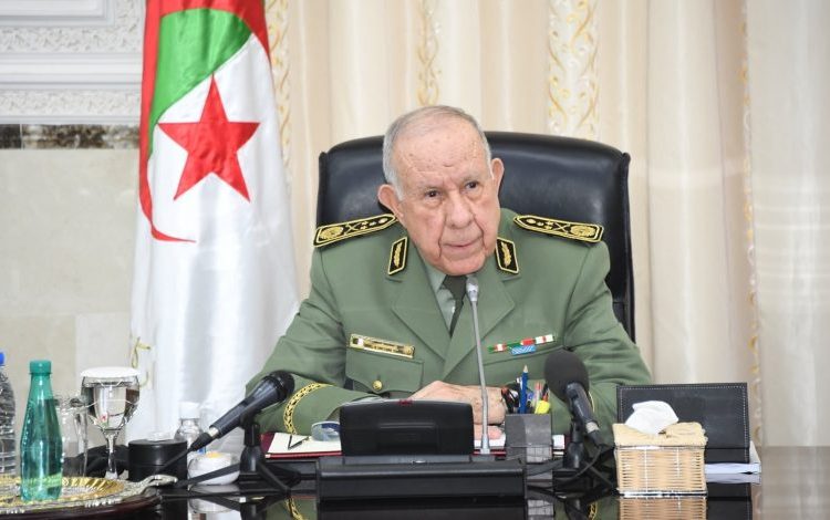 الفريق أول السعيد شنڨريحة يقدّم تعازيه لعائلات ضحايا حادث انقلاب الحافلة ببني عباس