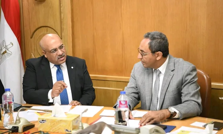 محافظ قنا يناقش فرصًا سياحية جديدة وتيسير الإجراءات