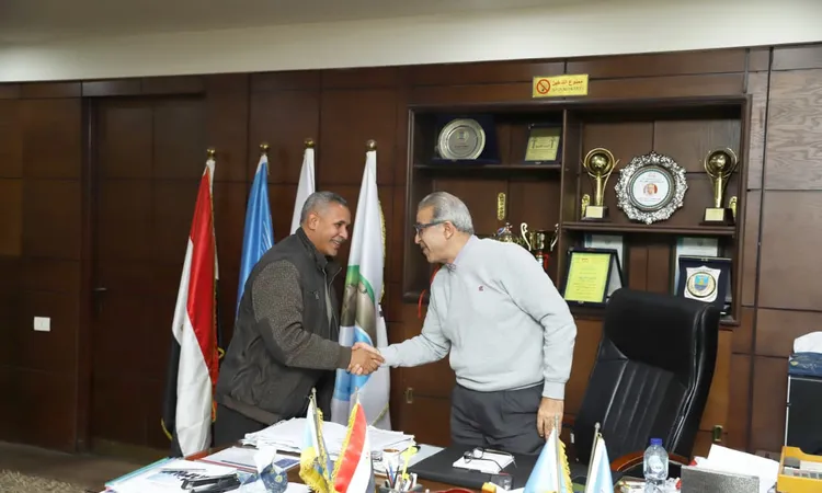 خلال استماعه لشكاواهم.. رئيس الصرف الصحي بالإسكندرية: العاملين هم أساس تطوير منظومة العمل والارتقاء بالخدمات المقدمة