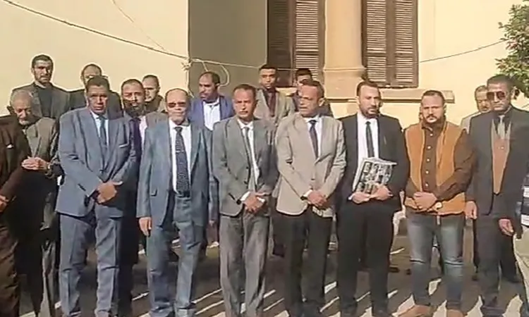 دقيقة حداد أمام محكمة ديروط على روح 4 مستشارين ضحايا حادث الأمس