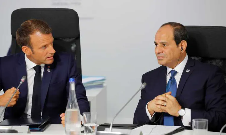 الرئيس السيسي يؤكد لنظيره الفرنسي أهمية تعزيز إدخال المساعدات لغزة