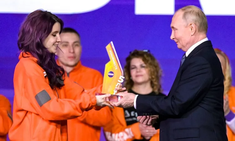 بوتين يكرّم فاتنة البحر الأسود ويمنحها جائزة “متطوع عام 2025”