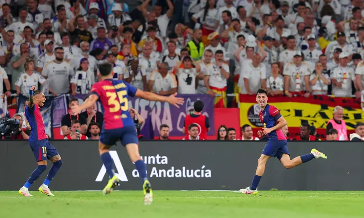 فليك يعلن غياب بيدري عن مباراة برشلونة وفياريال في الدوري الإسباني