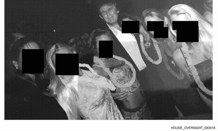 الديمقراطيون ينشرون صورًا من مقتنيات تاجر الجنس إبستين تُظهر علاقاته بترامب وكلينتون ( صور)