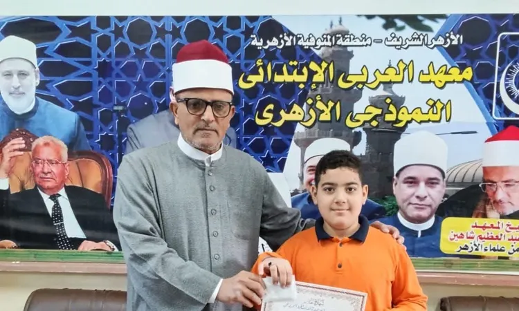 طالب منوفي يعيد مبلغا ماليا لصاحبه ومدرسته تُكرمه