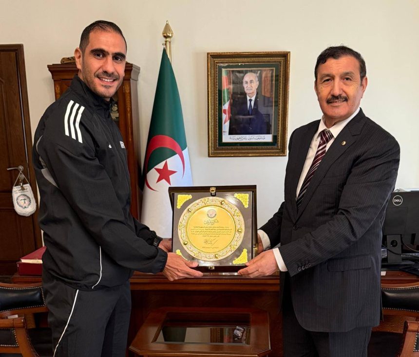 سفير الجزائر في قطر يكرّم الحكم الدولي لحلو بن براهم