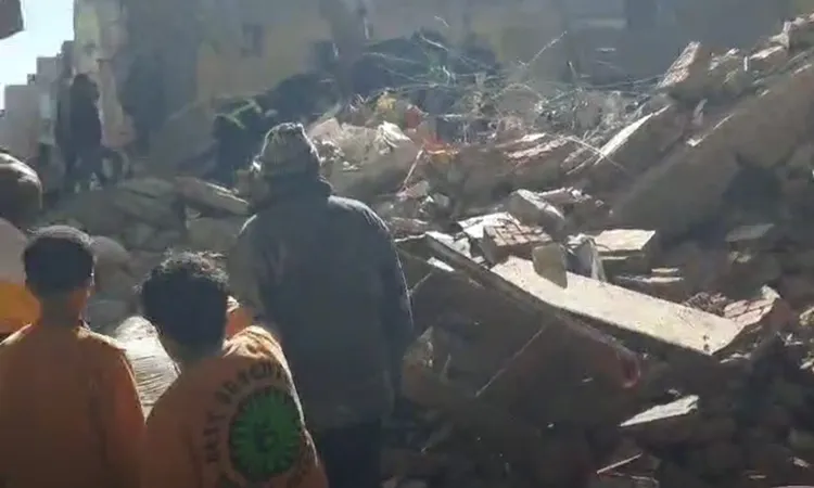 الحماية المدنية تواصل جهودها في رفع الركام من أسفل العقار المنهار من أجل الباحث عن ضحايا بالمنيا