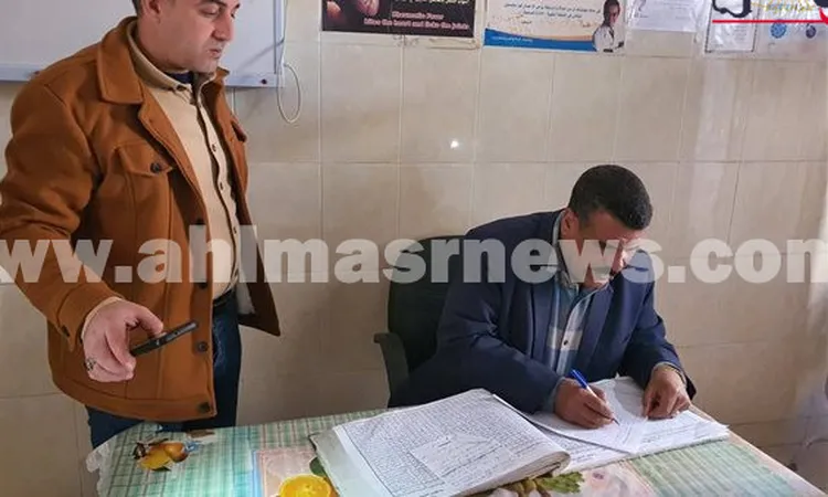 الغياب يطيح بـ18 موظفًا.. إحالة العاملين بوحدة طب الأسرة بنزلة علي بسوهاج للتحقيق