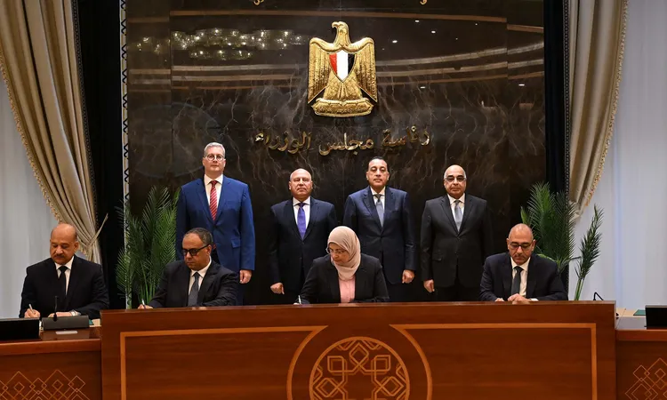 رئيس الوزراء يشهد توقيع اتفاقية تسوية بين عددٍ من الجهات الحكومية وشركة جنوب الوادي للأسمنت