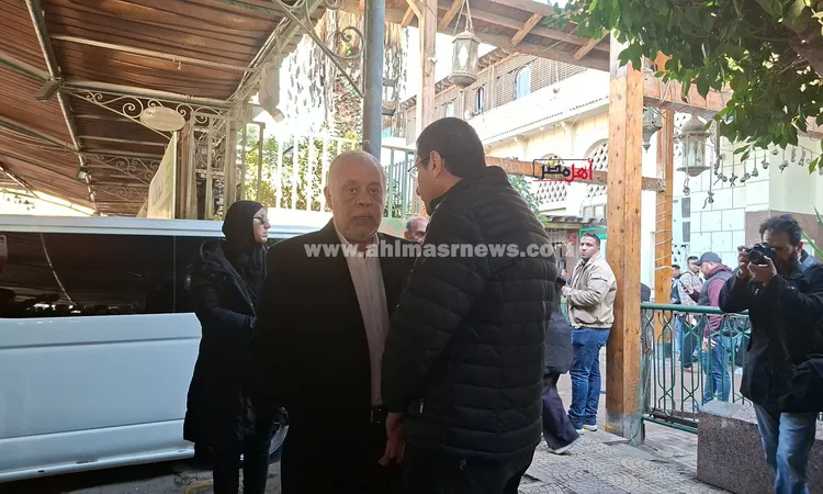 دايمًا بيساندوا الفنانين.. أشرف ذكي ومنير مكرم أول الحاضرين في جنازة الفنانة سمية الألفي