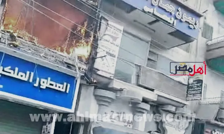 الاختناق يطارد الأهالي.. 10 مصابين بينهم صغير في حريق محل أدوات صيد بطهطا بسوهاج