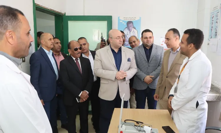 محافظ بنى سويف يتابع موقف أرصدة الأدوية والمستلزمات المتوافرة بالوحدات الصحية (صور)