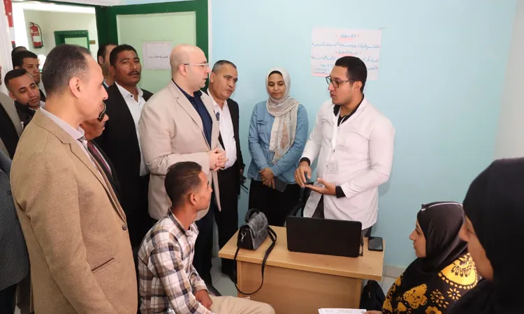 محافظ بني سويف يهنئ شاب وفتاة مخطوبين أثناء تواجدهما بوحدة الشوبك لاستخراج شهادة صحية للمقبلين على الزواج