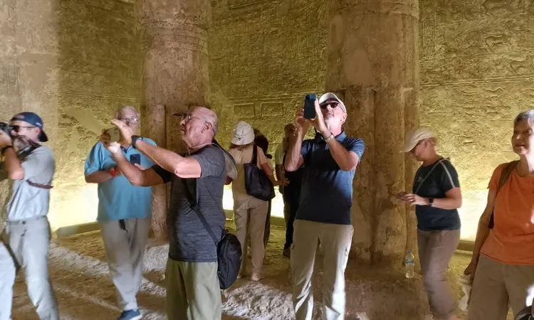 وفود سياحية متعددة الجنسيات تزور المناطق الأثرية بالمنيا خلال الموسم السياحي المتميز