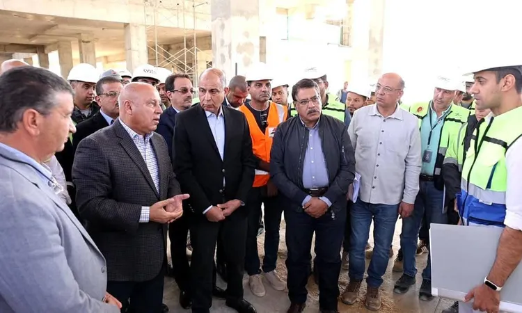 محافظ المنيا يستقبل وزير الصناعة لتفقد محطات ومسار القطار الكهربائي السريع (صور)