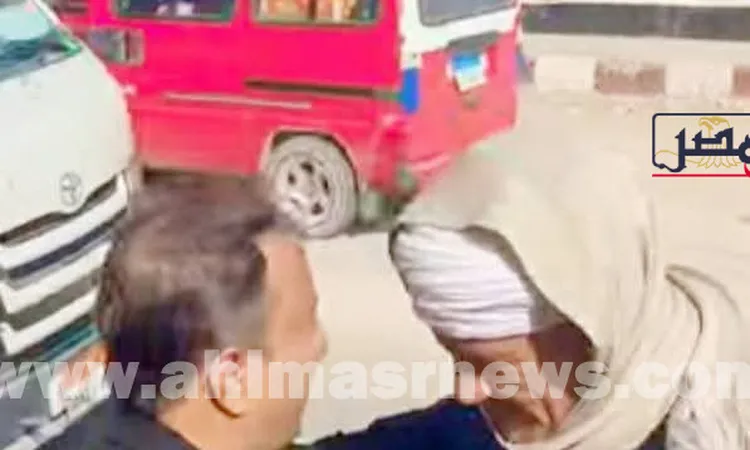 رحلة وفاء بعد أربعة عقود.. طلاب يمنيون يفاجئون معلمهم في سوهاج بتكريم تاريخي “صور”