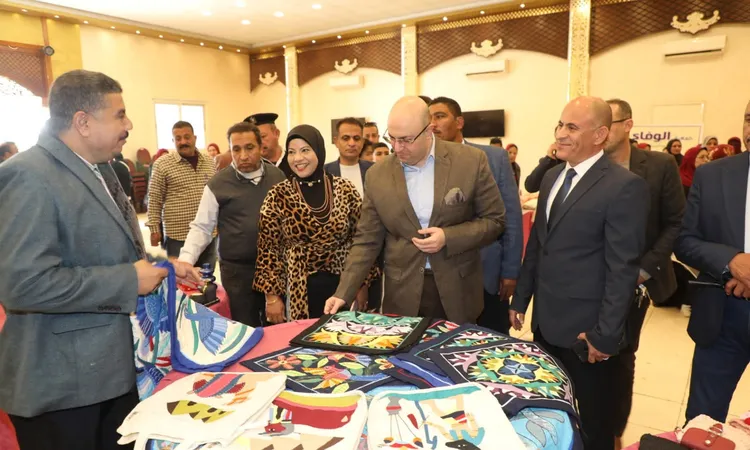 «مخبوزات وسجاد ومسابح ومشغولات».. محافظ بنى سويف فى معرض الأسر المُنتجة ضمن مشروعات التمكين الاقتصادي