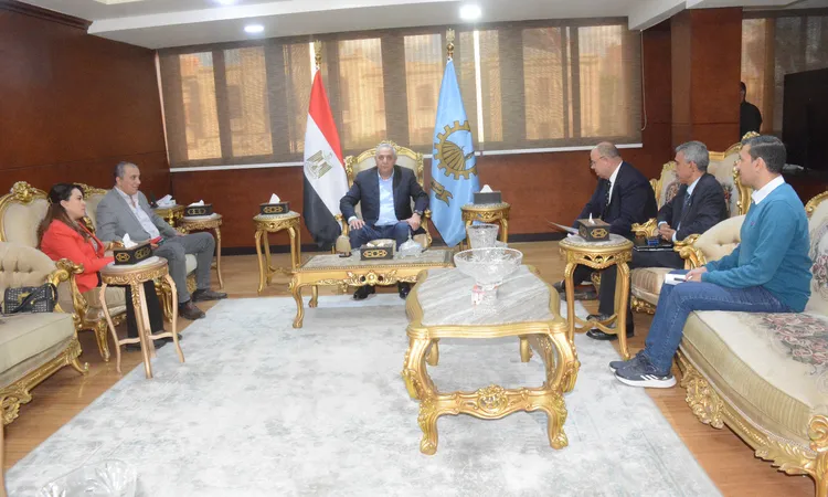 محافظ الغربية يعقد اجتماعًا مع شركة “تراست” لمتابعة تشغيل النقل الداخلي بمدينتي طنطا والمحلة