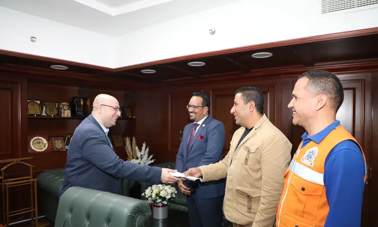 محافظ بني سويف يكرّم مشرف غرفة عمليات الإسعاف لإنقاذه عامل نظافة تعرض لتوقف تنفس مفاجئ