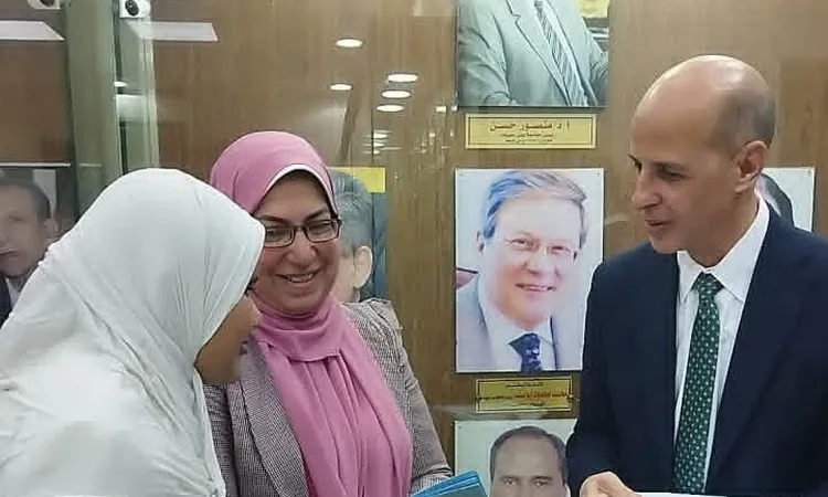 رئيس جامعة بني سويف يسلّم أول مقررات دراسية بطريقة برايل لطالبة من ذوي الإعاقة البصرية