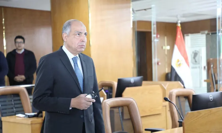 من داخل مركز السيطرة.. محافظ المنيا: يوجه بالتصدي الحاسم للمخالفات وإزالة كافة الإشغالات
