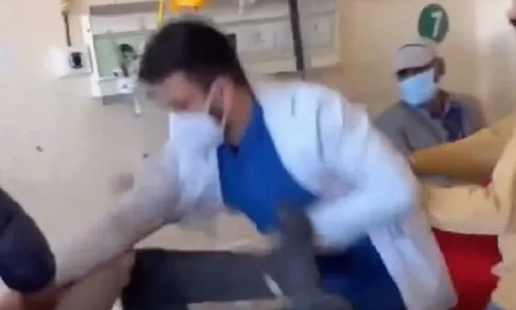 «كان نايم على السرير».. طبيب يعتدي على مريض داخل مستشفى في الهند