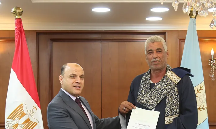 محافظ كفر الشيخ يُسلّم 14 عقد تقنين أراضي أملاك دولة للمستفيدين من المواطنين