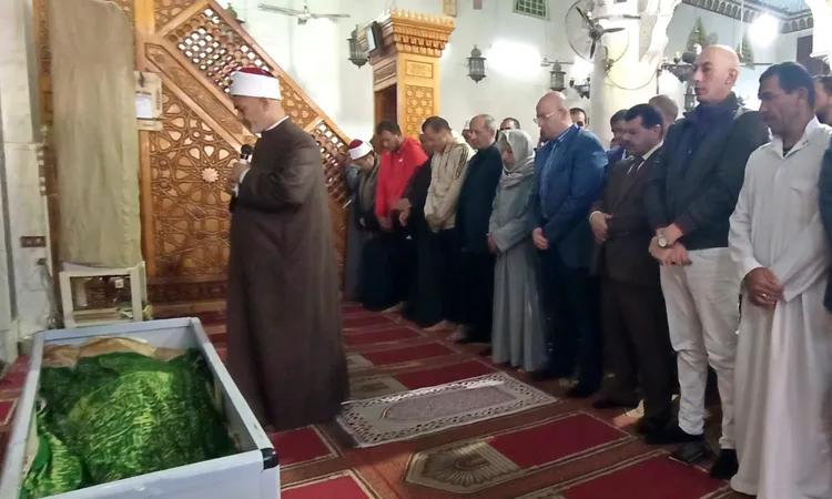 محافظ بني سويف يؤدي صلاة الجنازة على أحد العاملين بمشروع النظافة بقرية بني هارون