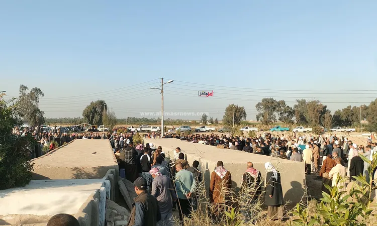 وداع أيقونة الصحافة الشعبية بالفيوم.. تشييع جثمان أقدم بائعة جرائد بالمدينة