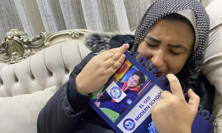 حاضنه صورته و ميدالياته.. والدة يوسف ضحية حمام السباحة فى بطولة الجمهورية: عاوزه حق ابنى