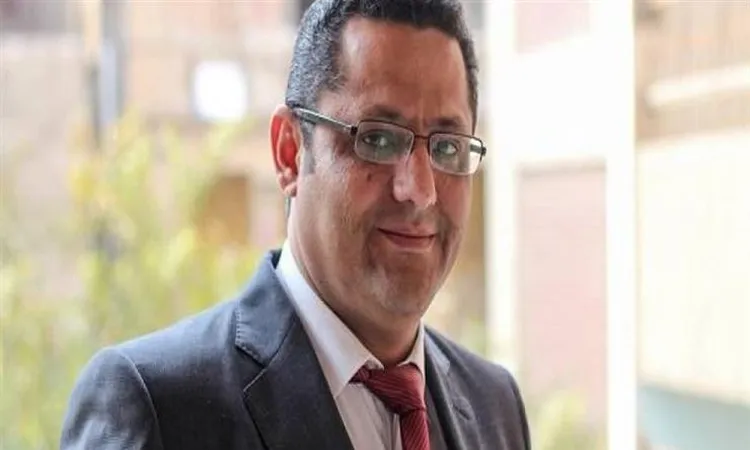 نقيب الصحفيين يدين انتهاك خصوصية أحمد الفيشاوي في عزاء والدته