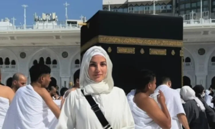 درة تؤدي مناسك العمرة وتشارك جمهورها لحظات روحانية من المسجد الحرام