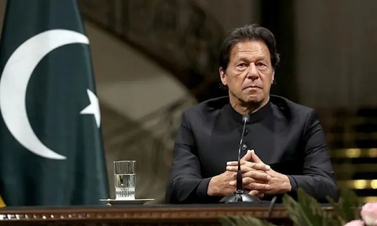 اتهامات متبادلة بعدم الاتزان العقلي بين عمران خان ورئيس أركان الجيش الباكستاني