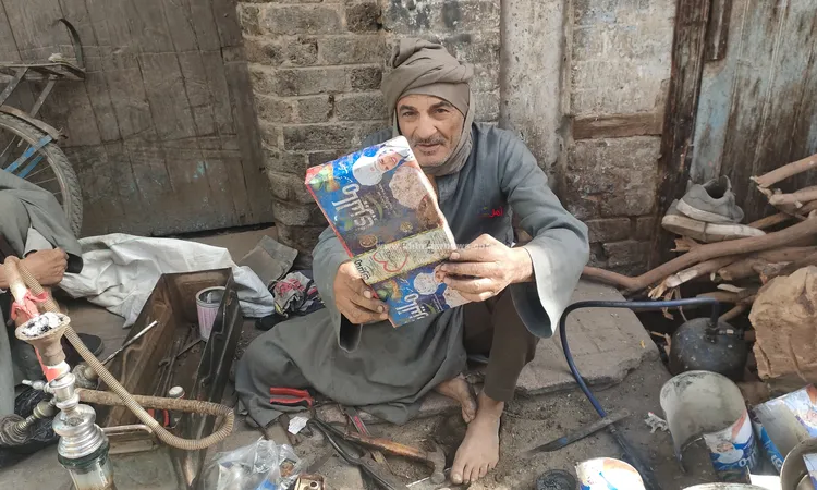 يفترش الأرض ويستظل بجدار.. “عم أحمد” 40 سنة شقى وكفاح في تصنيع ألواح الخزن والصاج بقنا ولسه بيعافر