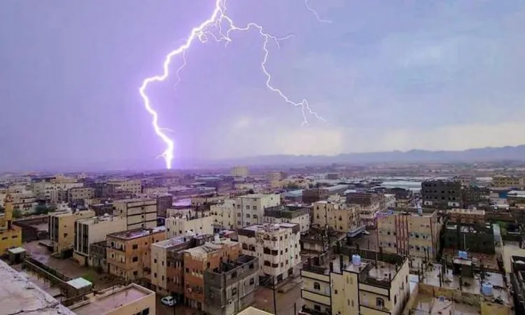 تحركات مفاجئة لرشاد العليمي وسط توسع نفوذ القوات المتقدمة في حضرموت