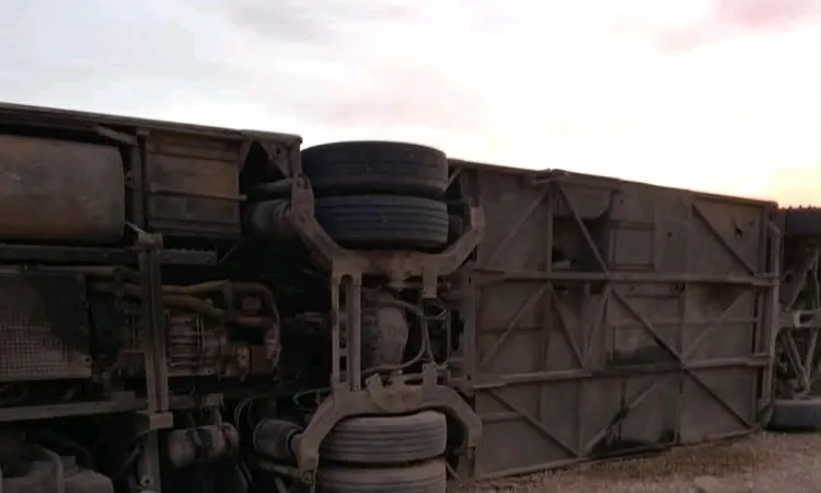 انقلاب أتوبيس ركاب على طريق قنا-سوهاج.. والدفع بسيارات إسعاف