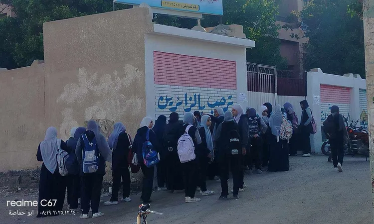 صعوبة المواصلات تمنع طالبات من دخول مدرسة الجبلاو الثانوية بقنا