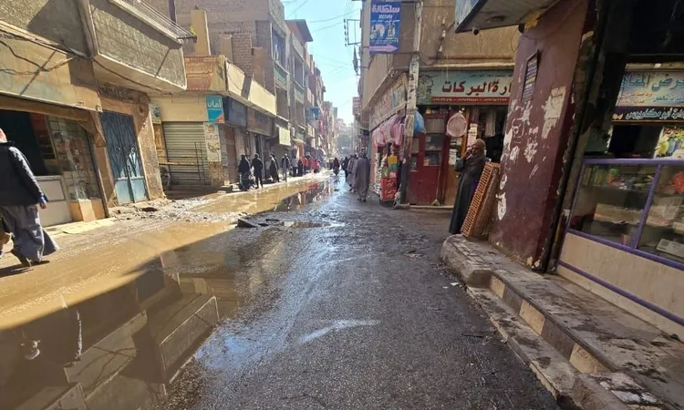 غرق شارع سمر سبورت بقنا بعد كسر خط مياه الشرب.. والأهالي: “مصالحنا متعطلة ومحدش سائل”